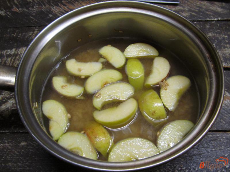 Фото приготовление рецепта: Овсяная каша с яблоком и медом шаг №5