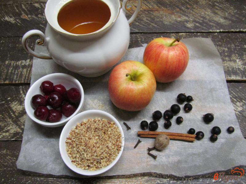 Фото приготовление рецепта: Печеные яблоки с вишней и черной смородиной шаг №1