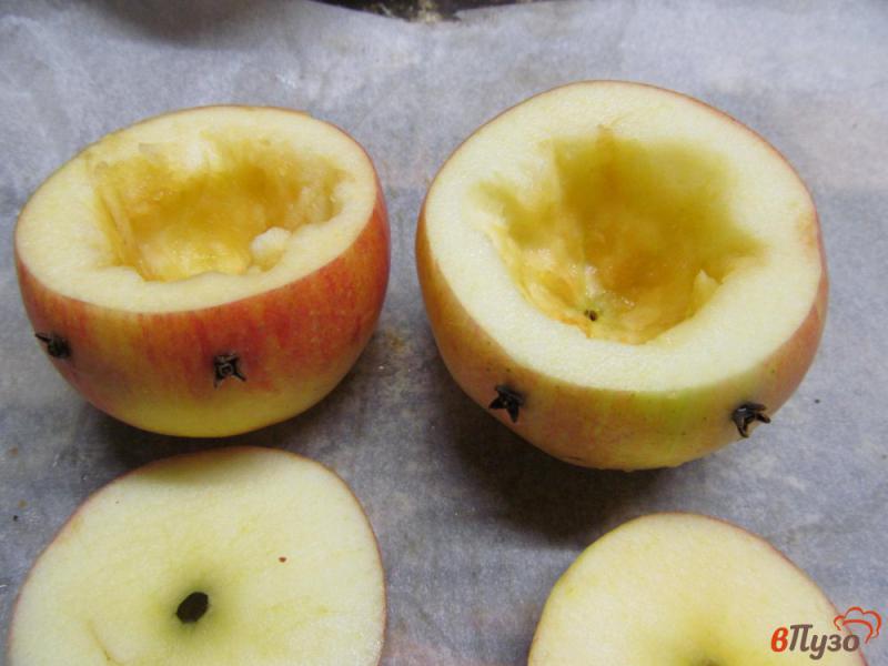 Фото приготовление рецепта: Печеные яблоки с вишней и черной смородиной шаг №3
