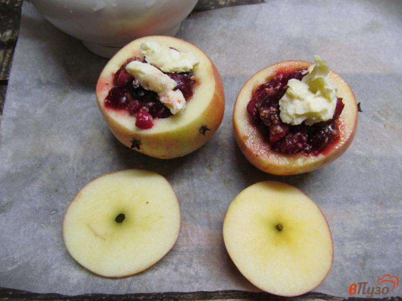 Фото приготовление рецепта: Печеные яблоки с вишней и черной смородиной шаг №4
