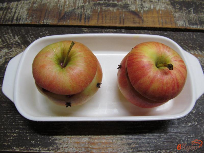 Фото приготовление рецепта: Печеные яблоки с вишней и черной смородиной шаг №5