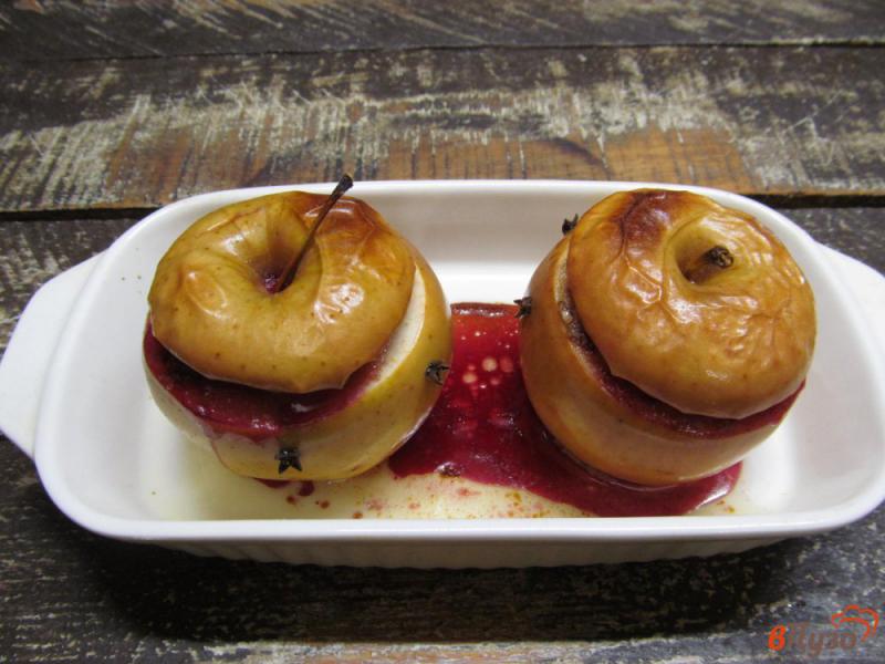 Фото приготовление рецепта: Печеные яблоки с вишней и черной смородиной шаг №6