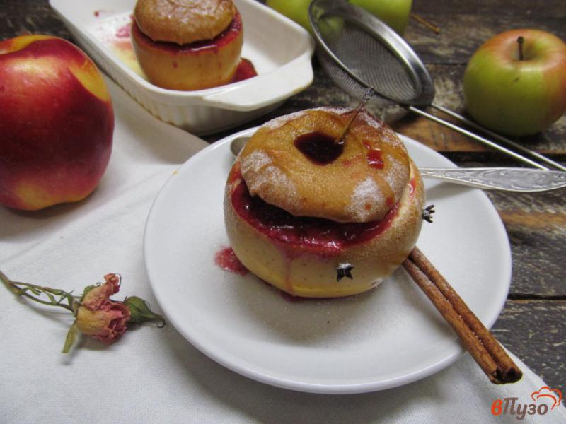 Фото приготовление рецепта: Печеные яблоки с вишней и черной смородиной шаг №7