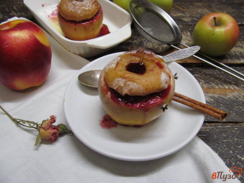Фото приготовление рецепта: Печеные яблоки с вишней и черной смородиной шаг №8