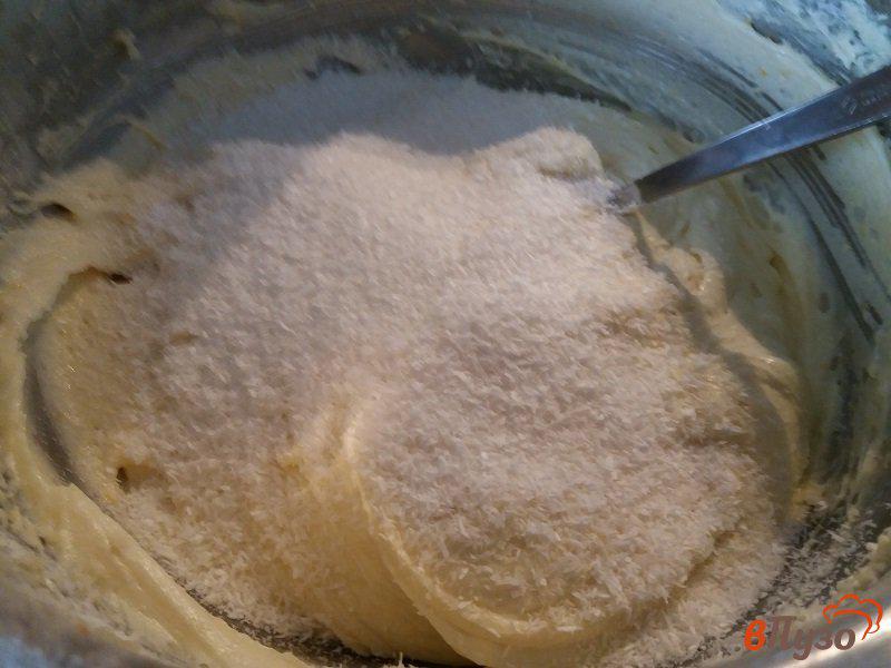 Фото приготовление рецепта: Кексы с кокосом шаг №4