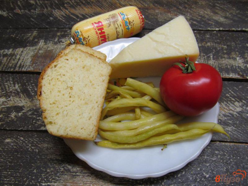 Фото приготовление рецепта: Закрытый бутерброд с сыром и стручковой фасолью шаг №1