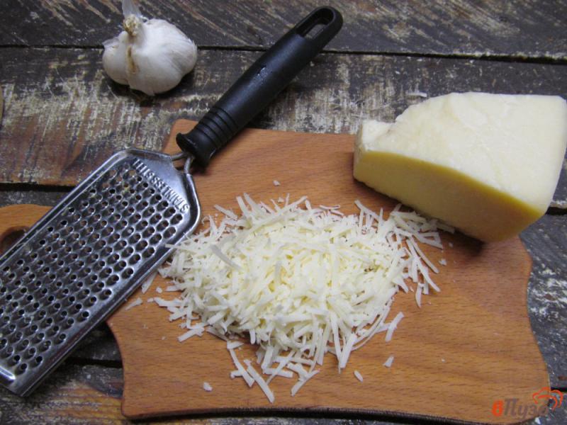 Фото приготовление рецепта: Закрытый бутерброд с сыром и стручковой фасолью шаг №4
