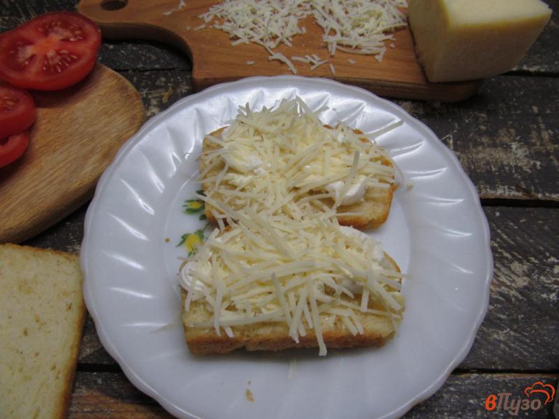Фото приготовление рецепта: Закрытый бутерброд с сыром и стручковой фасолью шаг №6