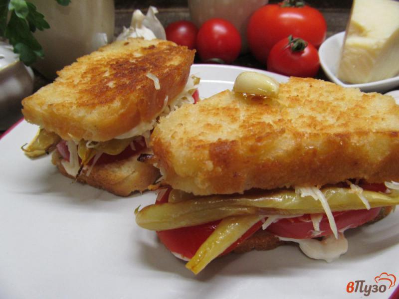 Фото приготовление рецепта: Закрытый бутерброд с сыром и стручковой фасолью шаг №11