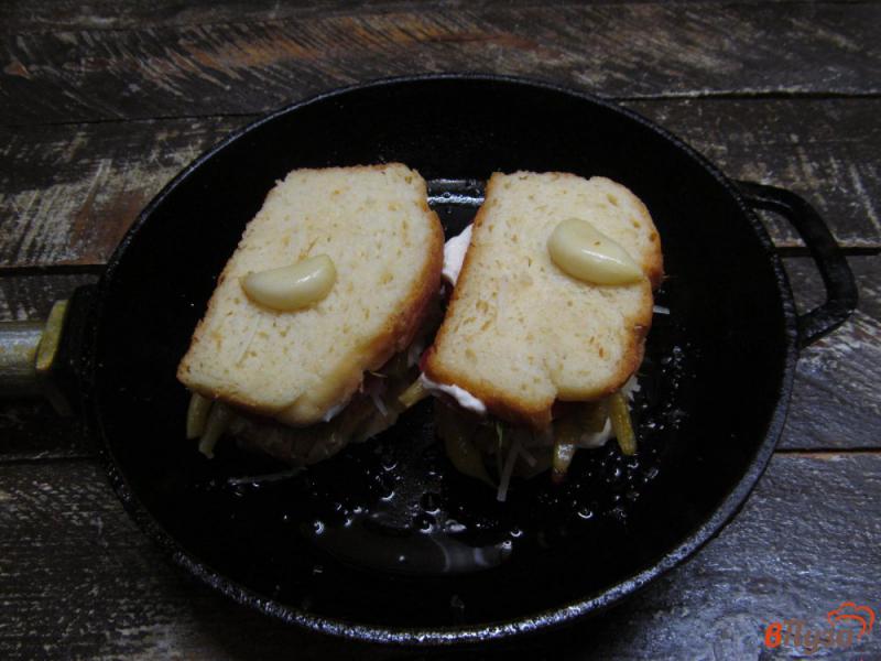 Фото приготовление рецепта: Закрытый бутерброд с сыром и стручковой фасолью шаг №10