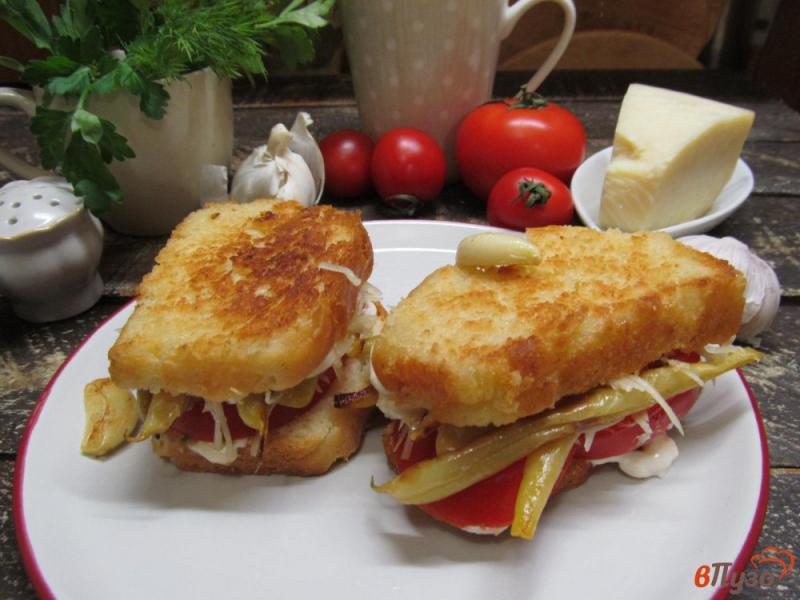 Фото приготовление рецепта: Закрытый бутерброд с сыром и стручковой фасолью шаг №12