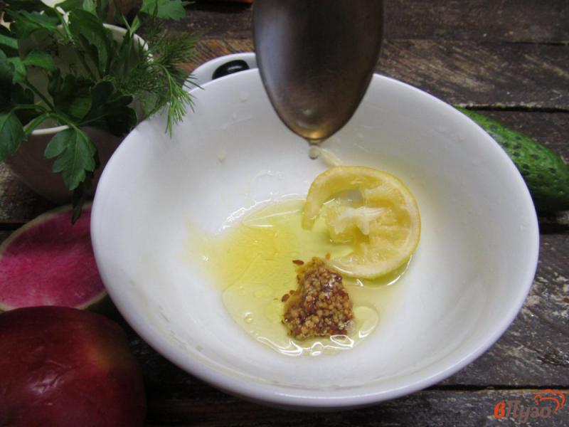 Фото приготовление рецепта: Свежий салат из сельдерея редьки и яблока шаг №2