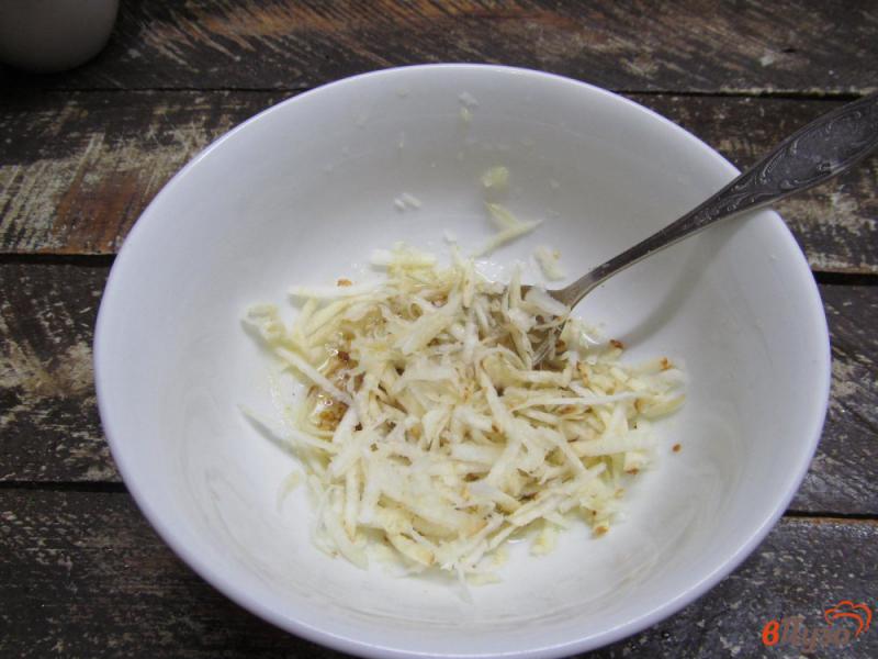 Фото приготовление рецепта: Свежий салат из сельдерея редьки и яблока шаг №3