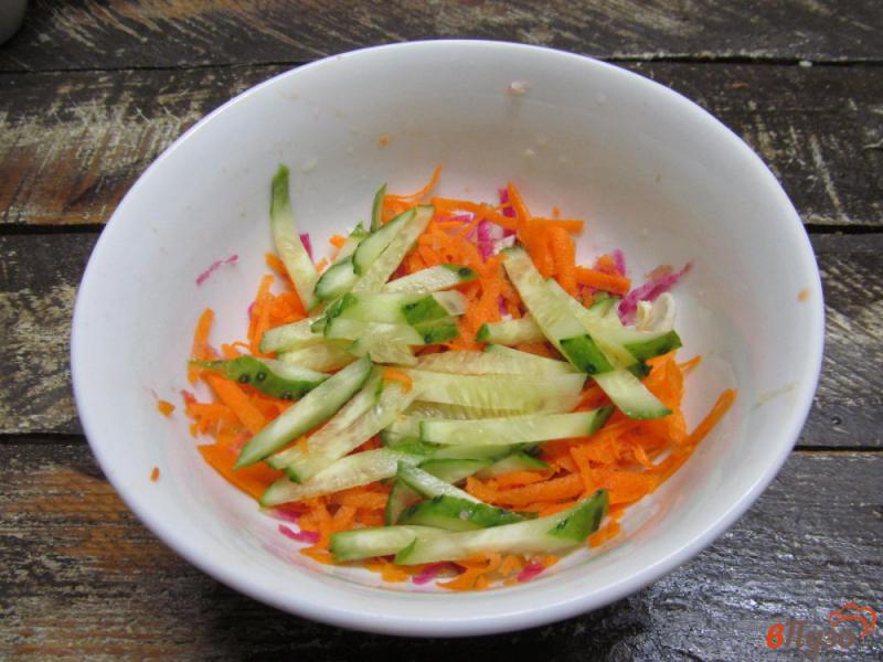 Фото приготовление рецепта: Свежий салат из сельдерея редьки и яблока шаг №6
