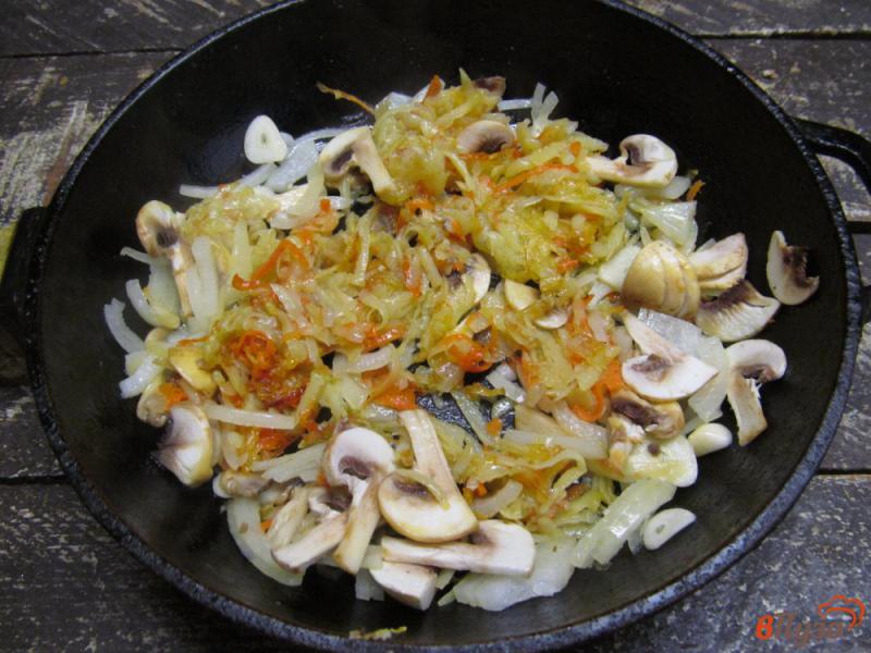 Фото приготовление рецепта: Картофельный омлет с грибами шаг №4