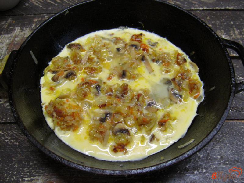 Фото приготовление рецепта: Картофельный омлет с грибами шаг №6