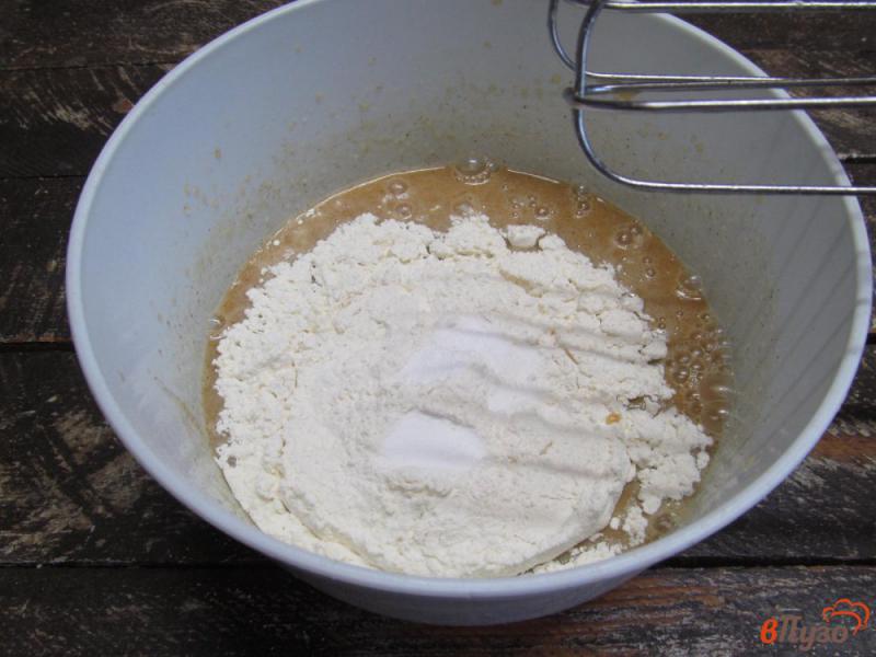 Фото приготовление рецепта: Медовый кекс с пряностями шаг №4