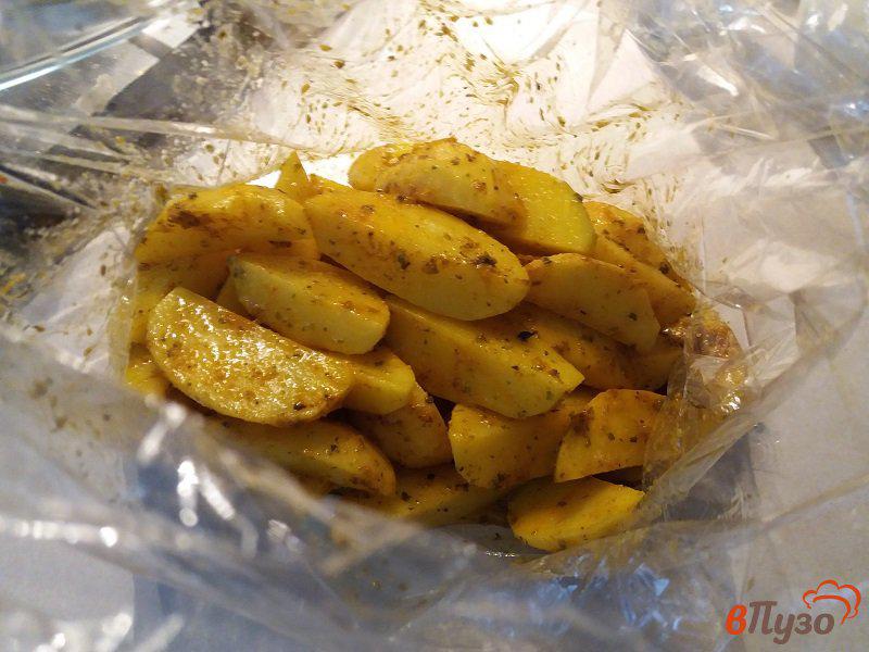 Фото приготовление рецепта: Запечённый картофель в пакете шаг №5