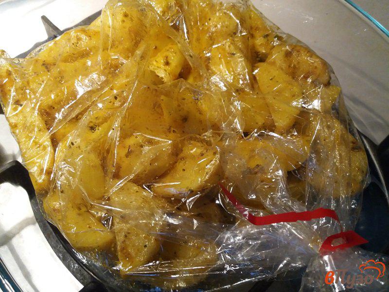 Фото приготовление рецепта: Запечённый картофель в пакете шаг №6