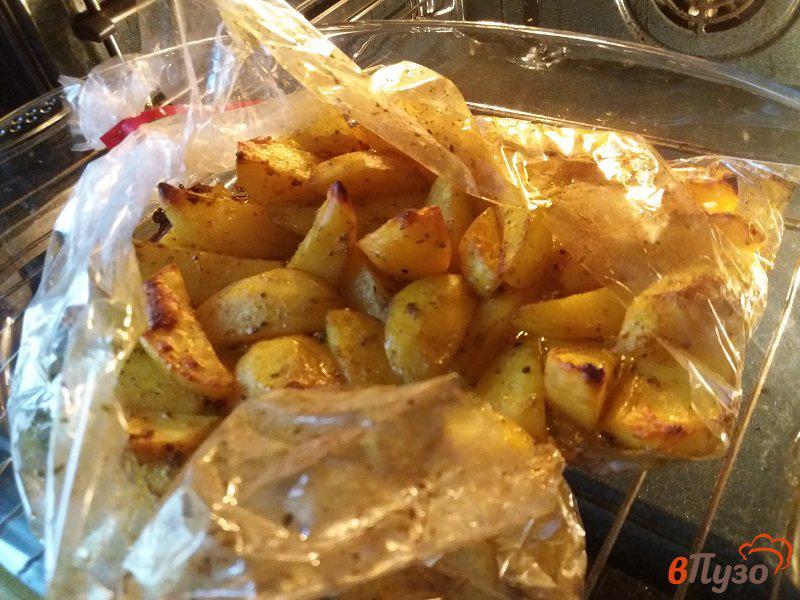 Фото приготовление рецепта: Запечённый картофель в пакете шаг №7