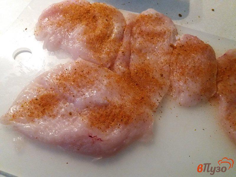 Фото приготовление рецепта: Куриные отбивные с чесноком шаг №3