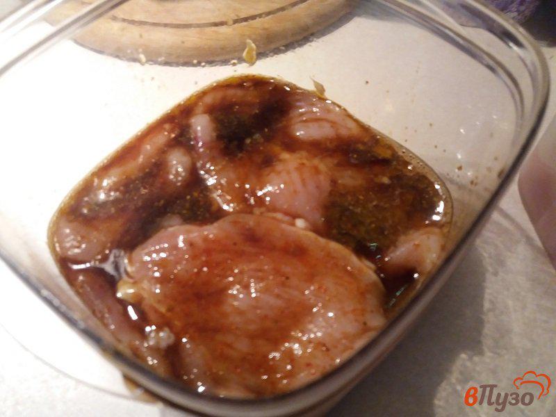 Фото приготовление рецепта: Куриные отбивные с чесноком шаг №4