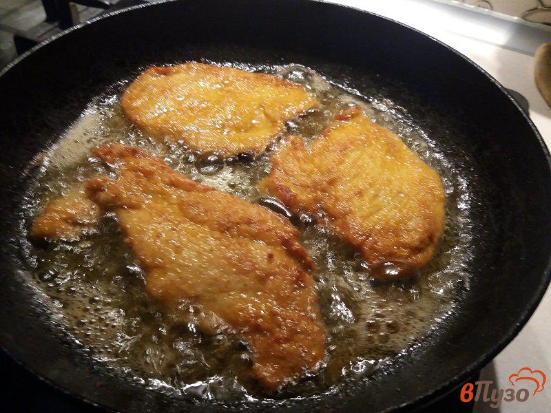 Фото приготовление рецепта: Куриные отбивные с чесноком шаг №8