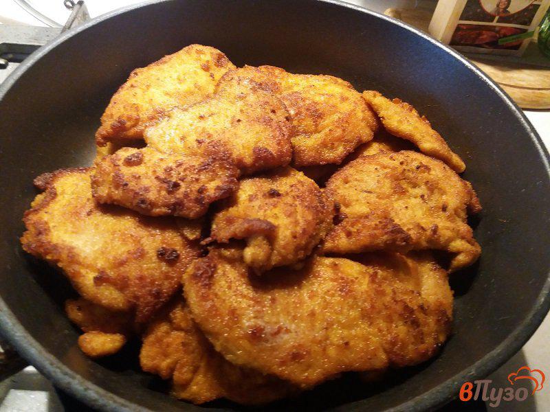 Фото приготовление рецепта: Куриные отбивные с чесноком шаг №9