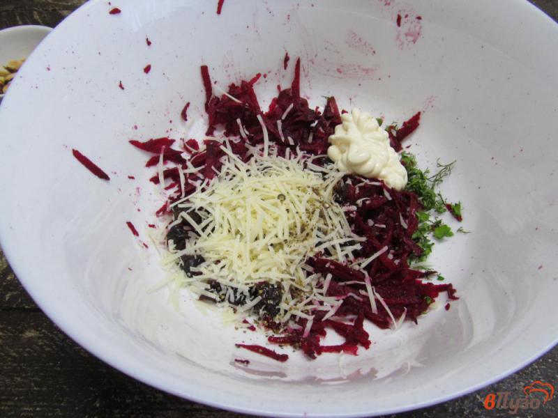 Фото приготовление рецепта: Свекольный салат с пармезаном шаг №4