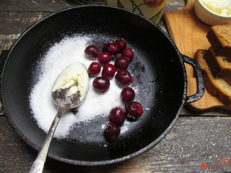 Фото приготовление рецепта: Десерт из творожной массы с вишневым соусом шаг №3