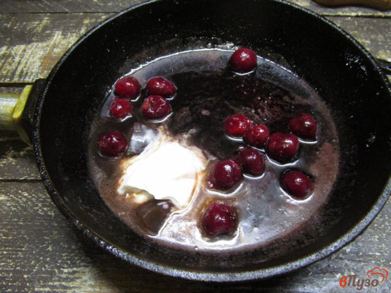 Фото приготовление рецепта: Десерт из творожной массы с вишневым соусом шаг №4
