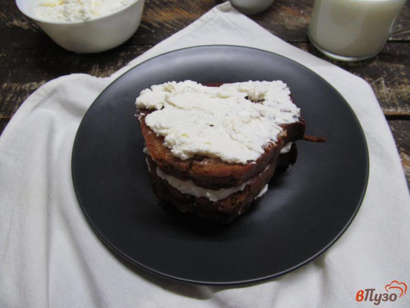 Фото приготовление рецепта: Десерт из творожной массы с вишневым соусом шаг №7