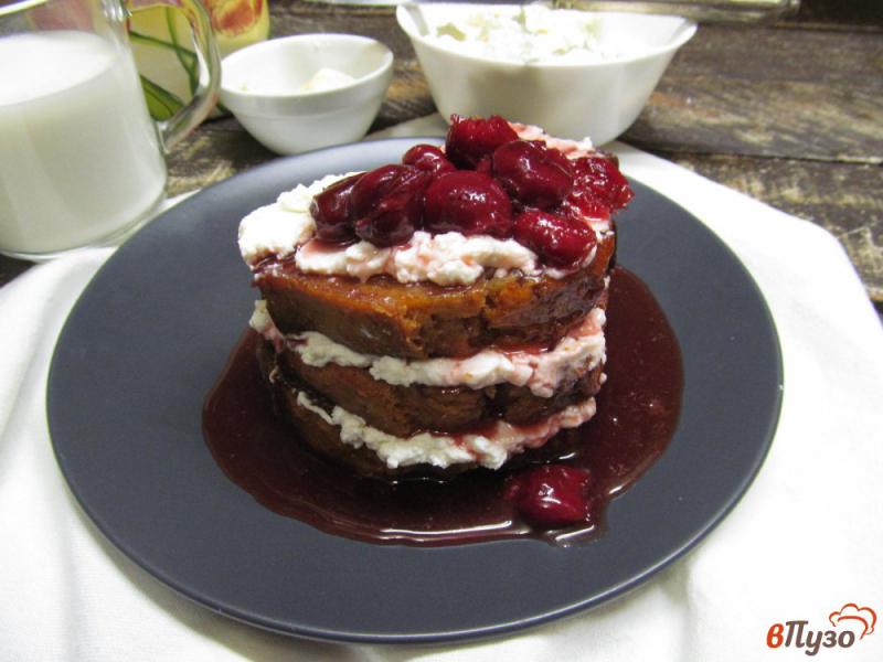 Фото приготовление рецепта: Десерт из творожной массы с вишневым соусом шаг №9