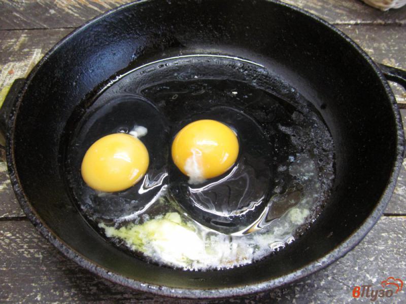 Фото приготовление рецепта: Яйцо глазунья с творогом шаг №1