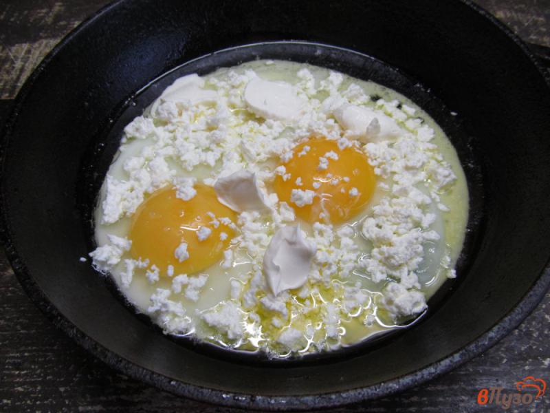 Фото приготовление рецепта: Яйцо глазунья с творогом шаг №2