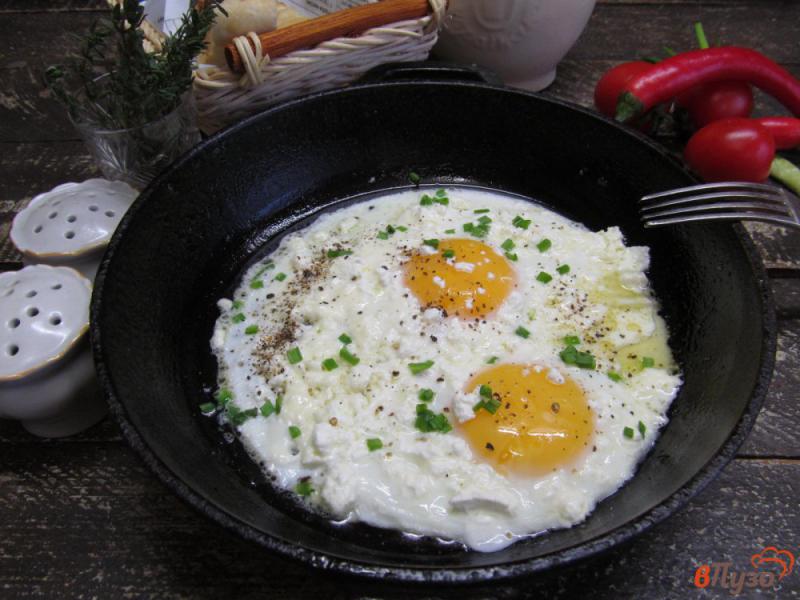 Фото приготовление рецепта: Яйцо глазунья с творогом шаг №3