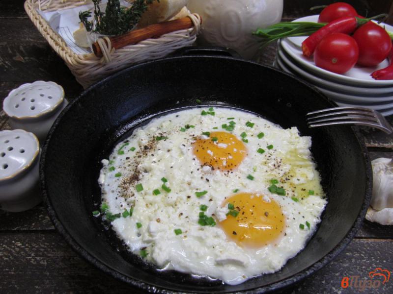 Фото приготовление рецепта: Яйцо глазунья с творогом шаг №4