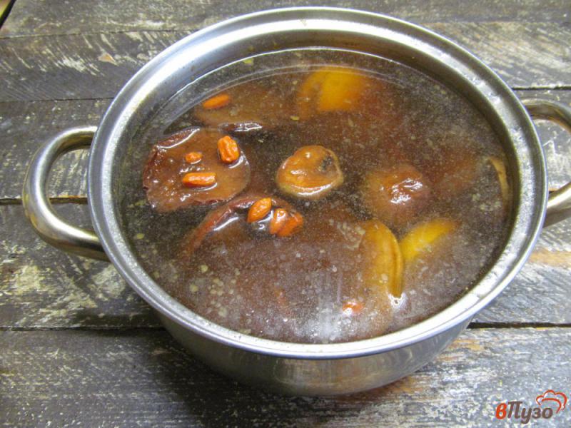 Фото приготовление рецепта: Узвар из сухофруктов с мандарином и пряными специями шаг №6