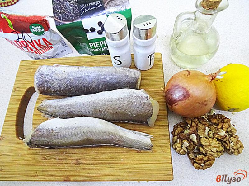 Фото приготовление рецепта: Хек запеченный с грецкими орехами и луком шаг №1