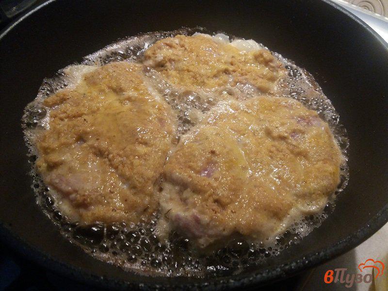 Фото приготовление рецепта: Отбивные из свинины в горчичном маринаде шаг №9