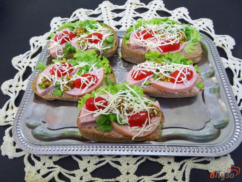 Фото приготовление рецепта: Бутерброды с колбасой и помидорами шаг №5