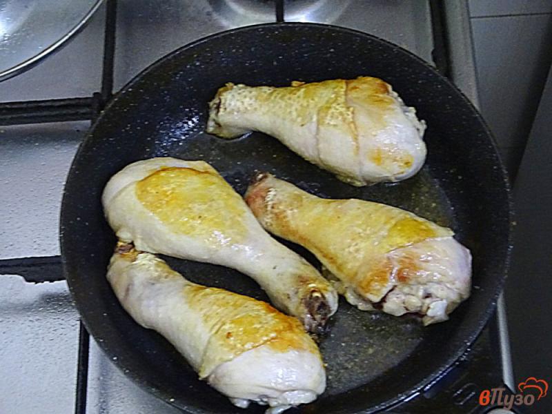 Фото приготовление рецепта: Куриные голени с овощами в соусе шаг №2