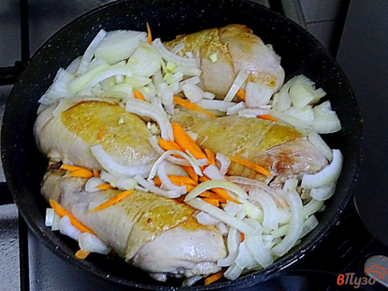 Фото приготовление рецепта: Куриные голени с овощами в соусе шаг №3