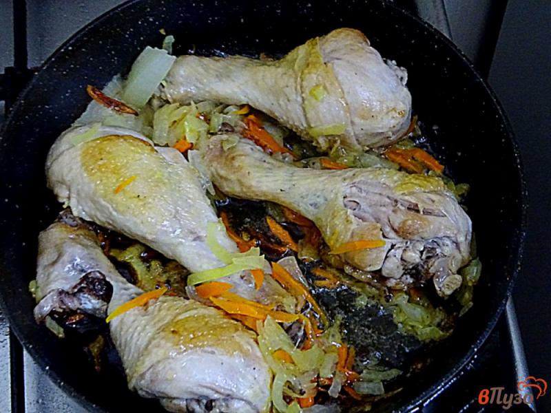 Фото приготовление рецепта: Куриные голени с овощами в соусе шаг №4