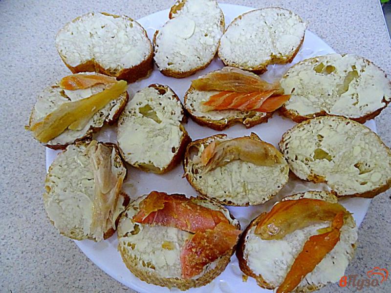 Фото приготовление рецепта: Бутерброды с сёмготй и помидорами шаг №2