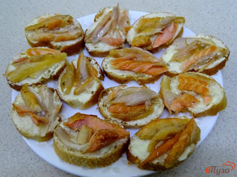 Фото приготовление рецепта: Бутерброды с сёмготй и помидорами шаг №3