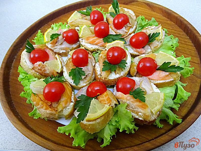 Фото приготовление рецепта: Бутерброды с сёмготй и помидорами шаг №6