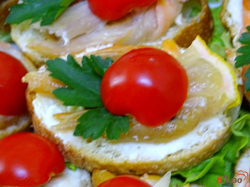 Фото приготовление рецепта: Бутерброды с сёмготй и помидорами шаг №5