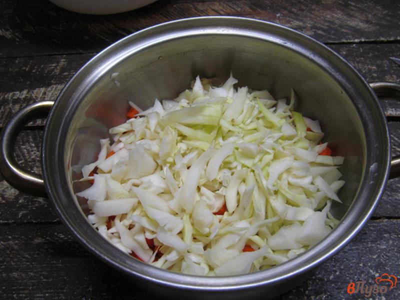 Фото приготовление рецепта: Куриный суп с капустой и лапшой шаг №2