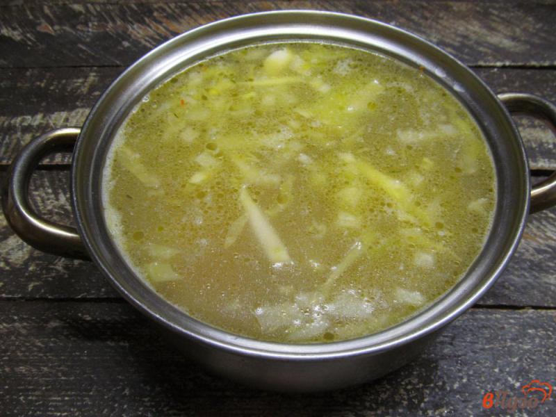 Фото приготовление рецепта: Куриный суп с капустой и лапшой шаг №3